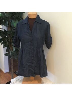 Dots open neck button down lightweight Jean blouse Woman’s size Large